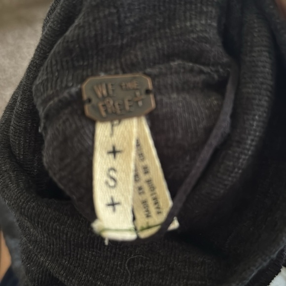 FREE PEOPLE - Split Back Turtleneck Sweater in Size  S - Picture 8 of 8